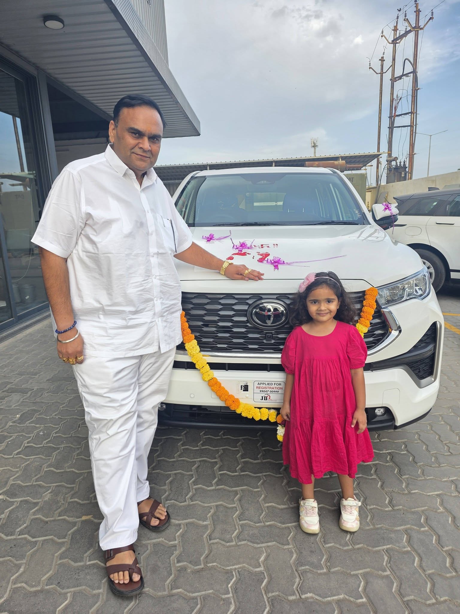 તા.૦૪-૦૪-૨૦૨૬ ના રોજ અમારા પરિવારના નવા સભ્ય તરીકે નવી ટોયોટા ઇનોવા હાઈક્રોસ ગાડી લેવામાં આવી.